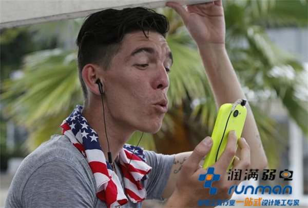 古巴人民在使用wifi網(wǎng)絡(luò)