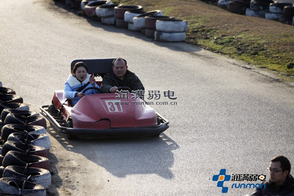 上海潤滿弱電開卡丁車留影